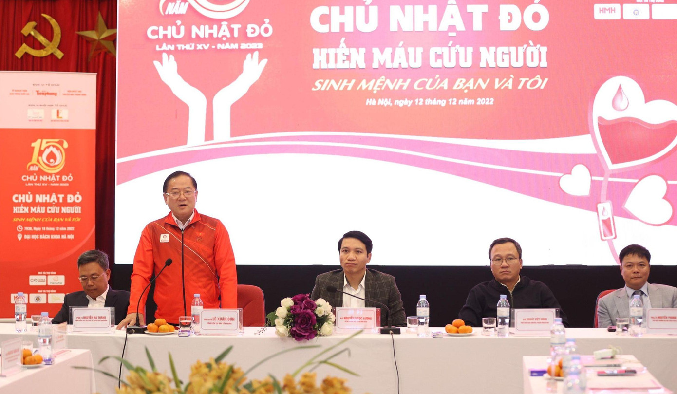 Nhà báo Lê Xuân Sơn - Tổng Biên tập báo Tiền Phong, Trưởng ban Tổ chức Chủ nhật Đỏ lần thứ XV - năm 2023, trao đổi tại buổi họp báo. Nhà báo Lê Xuân Sơn - Tổng Biên tập báo Tiền Phong, Trưởng ban Tổ chức Chủ nhật Đỏ lần thứ XV - năm 2023, trao đổi tại buổi họp báo.