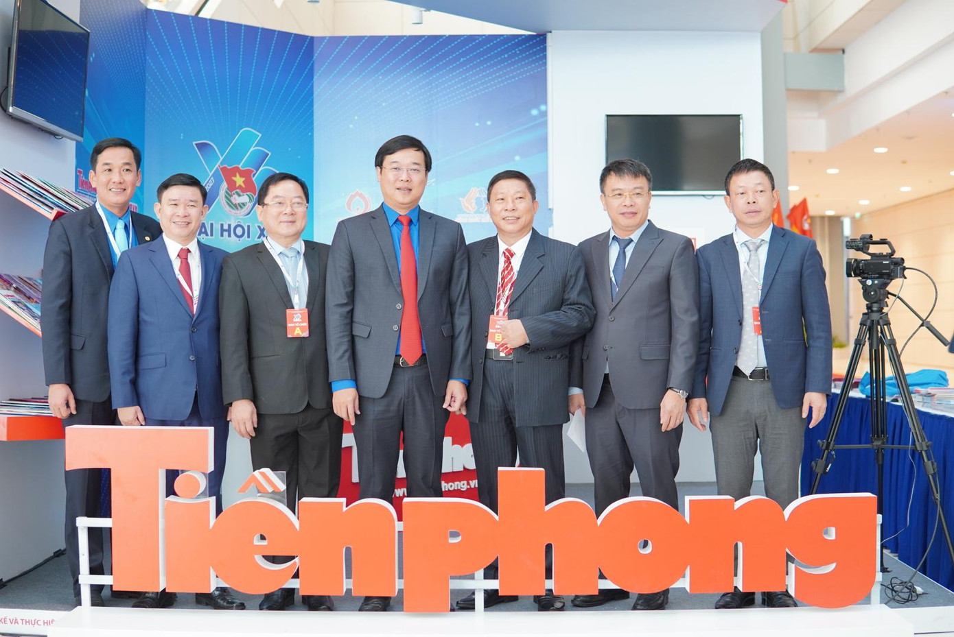 Các đại biểu dự Đại hội đại biểu toàn quốc Đoàn TNCS Hồ Chí Minh lần thứ XII tham quan gian trưng bày các ấn phẩm của báo Tiền Phong