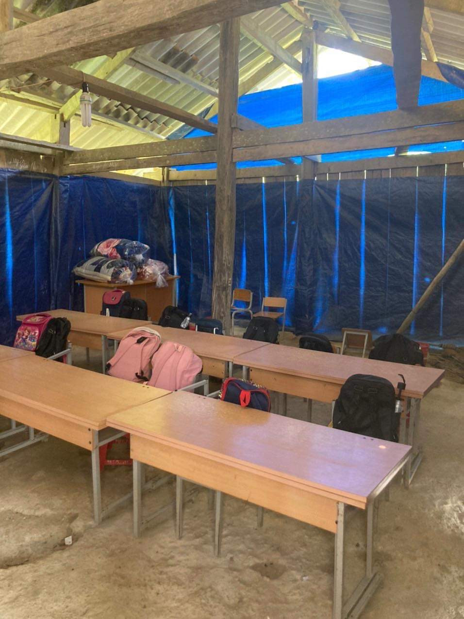 Phòng học ẩm thấp, dụng cụ phục vụ học tập sơ sài Phòng học ẩm thấp, dụng cụ phục vụ học tập sơ sài