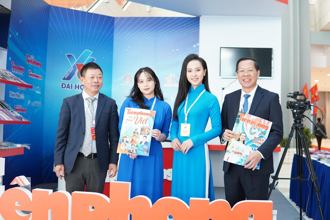 Các đại biểu dự Đại hội đại biểu toàn quốc Đoàn TNCS Hồ Chí Minh lần thứ XII tham quan gian trưng bày các ấn phẩm của báo Tiền Phong