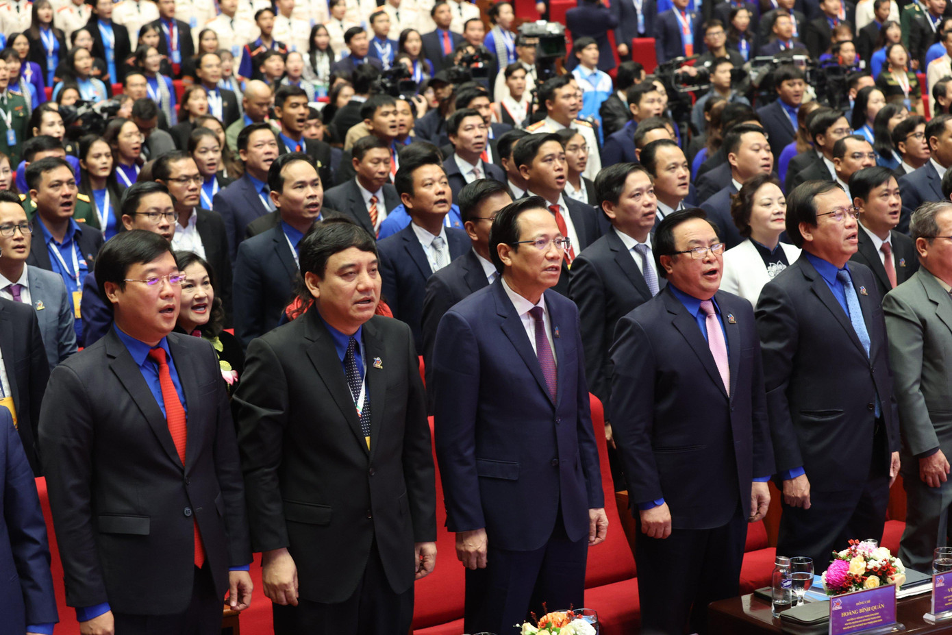 Các đại biểu làm lễ chào cờ