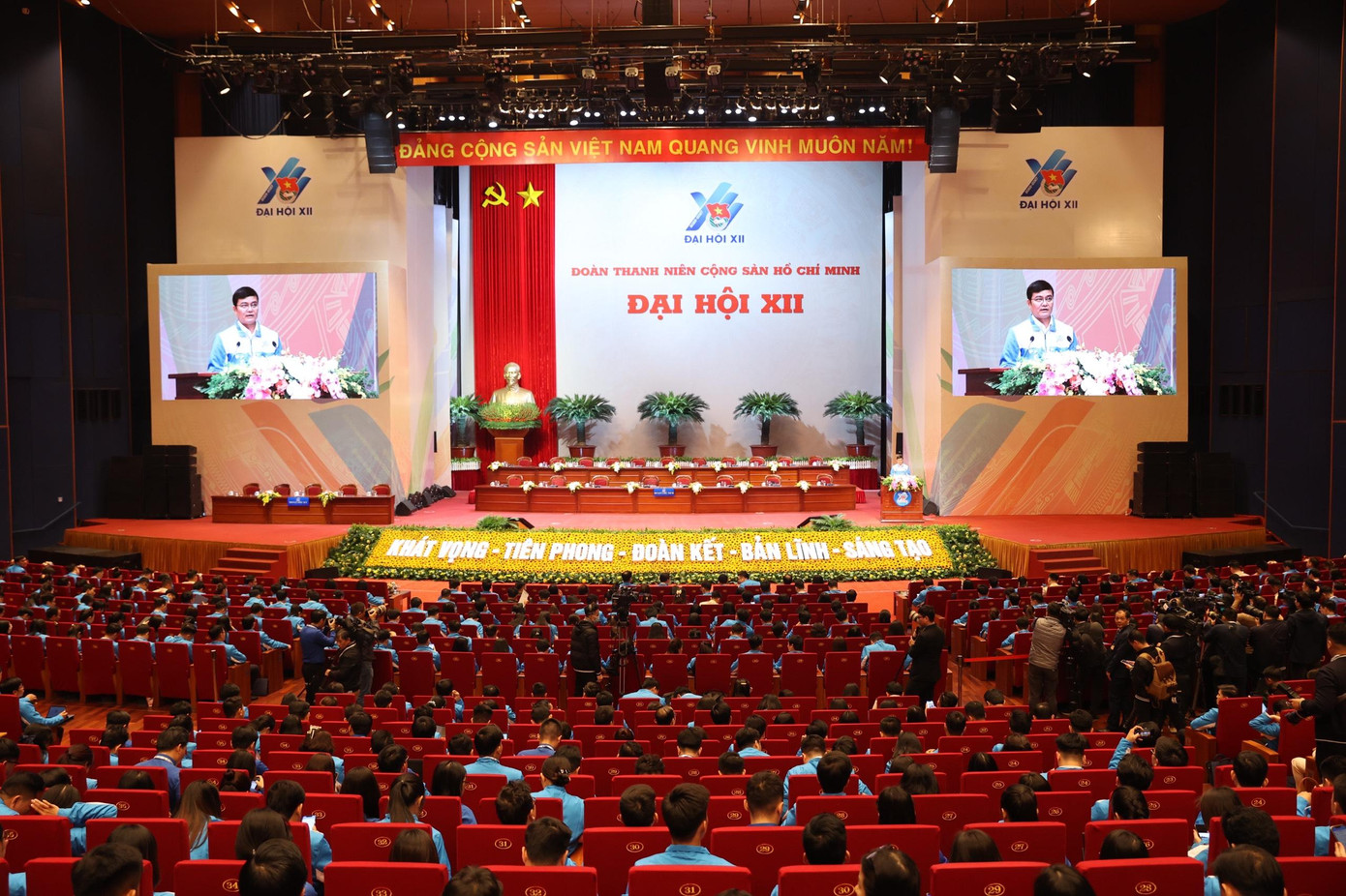 Đại hội biểu quyết bầu Đoàn Thư ký Đại hội gồm 5 đồng chí Đại hội biểu quyết bầu Đoàn Thư ký Đại hội gồm 5 đồng chí