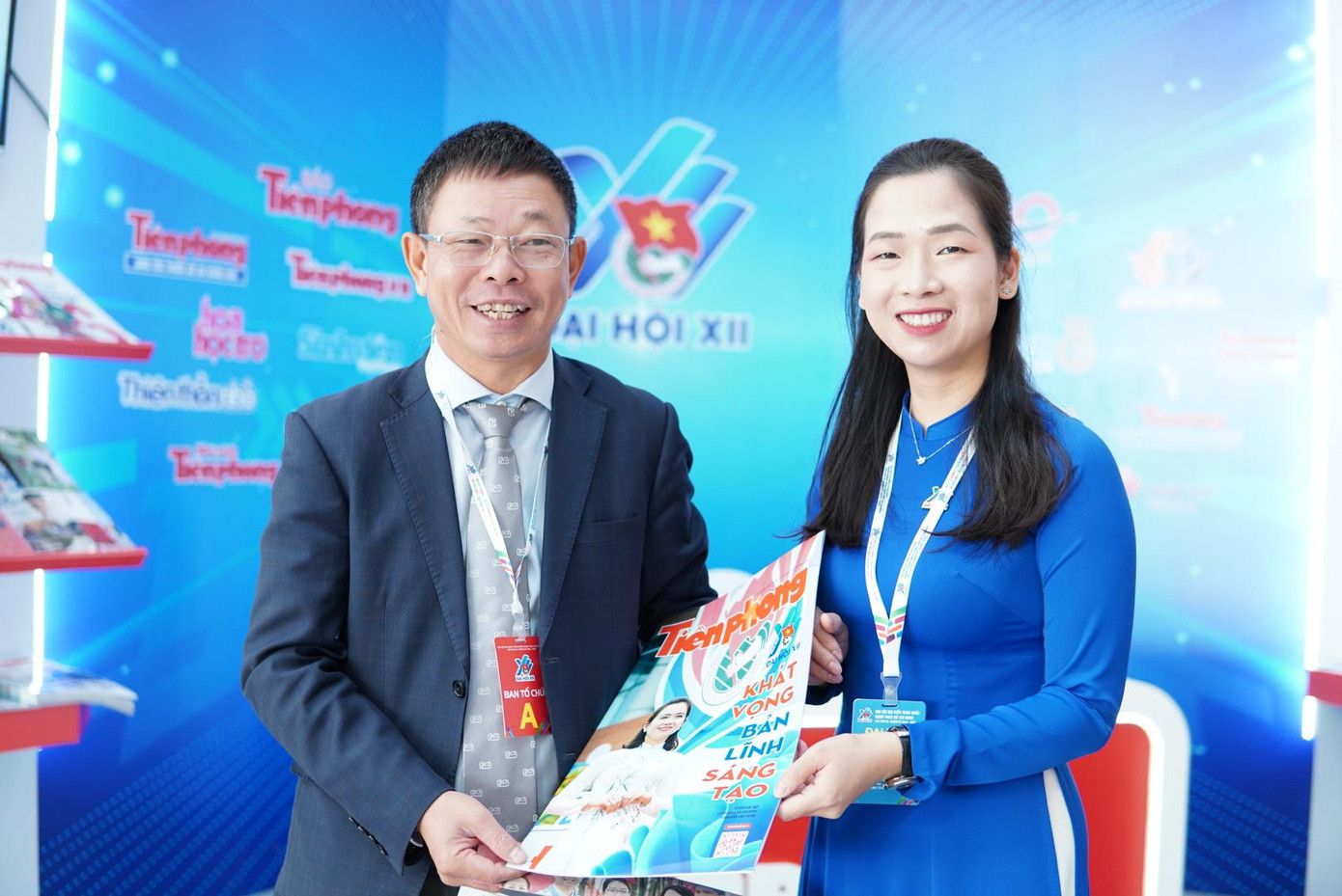 Các đại biểu dự Đại hội đại biểu toàn quốc Đoàn TNCS Hồ Chí Minh lần thứ XII tham quan gian trưng bày các ấn phẩm của báo Tiền Phong