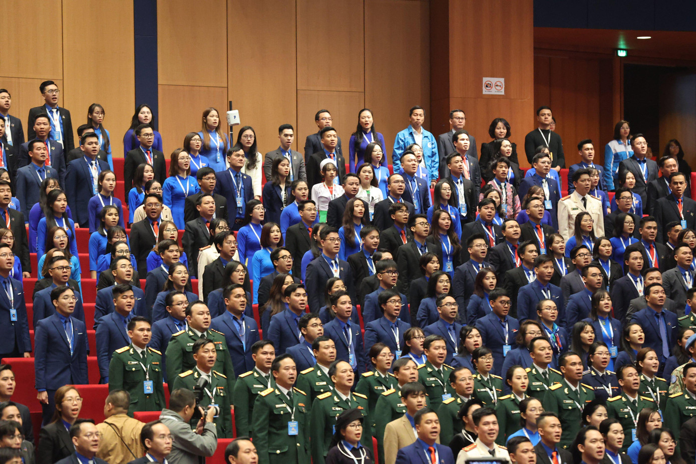 Các đại biểu làm lễ chào cờ