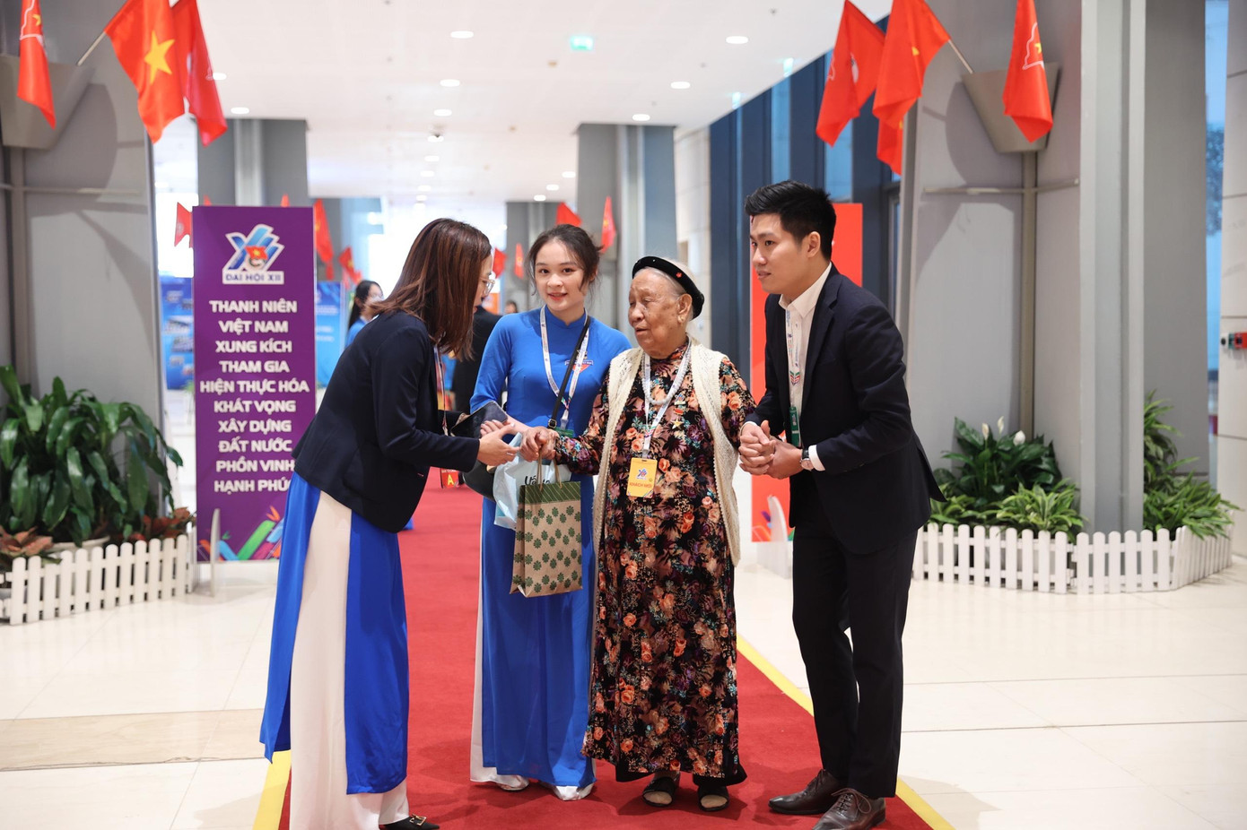 Mẹ Việt Nam anh hùng dự đại hội