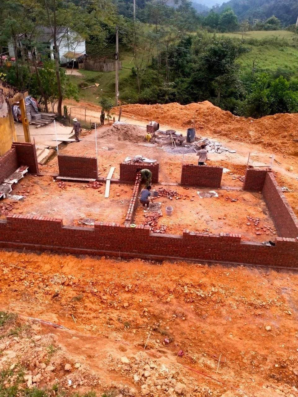 Việc dựng mới điểm trường Bản Riềng được tiến hành khẩn trương trước mùa Đông. Việc dựng mới điểm trường Bản Riềng được tiến hành khẩn trương trước mùa Đông.