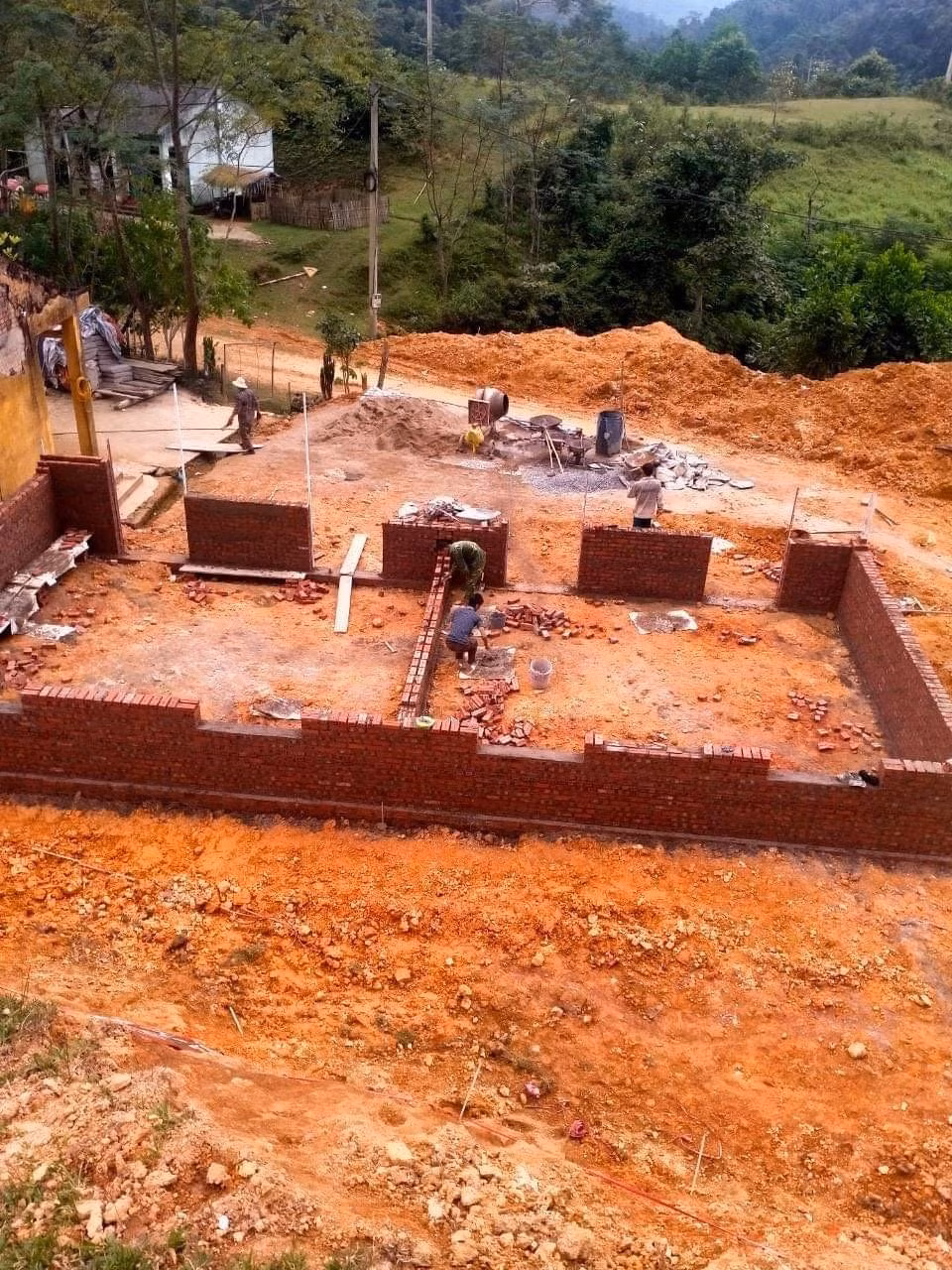Việc dựng mới điểm trường Bản Riềng được tiến hành khẩn trương trước mùa Đông.