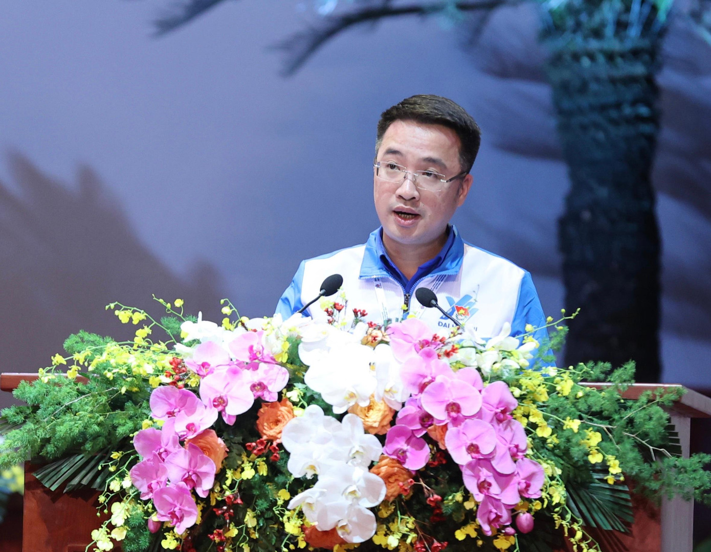 Anh Nguyễn Tường Lâm thay mặt Đoàn Chủ tịch trình bày tóm tắt Báo cáo việc sửa đổi, bổ sung Điều lệ Đoàn. Anh Nguyễn Tường Lâm thay mặt Đoàn Chủ tịch trình bày tóm tắt Báo cáo việc sửa đổi, bổ sung Điều lệ Đoàn.