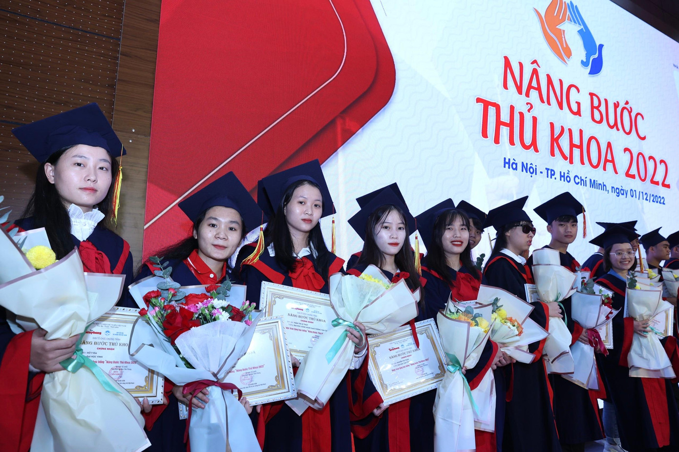 'Nâng bước Thủ khoa' năm 2022: Những câu chuyện chạm đến trái tim ảnh 52 'Nâng bước Thủ khoa' năm 2022: Những câu chuyện chạm đến trái tim ảnh 52