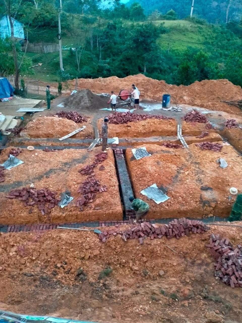 Việc dựng mới điểm trường Bản Riềng được tiến hành. Việc dựng mới điểm trường Bản Riềng được tiến hành.