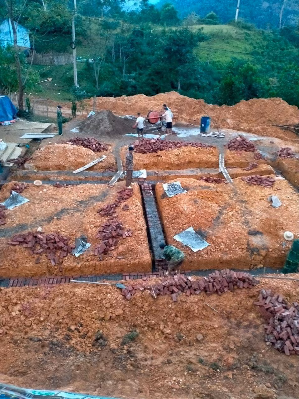 Việc dựng mới điểm trường Bản Riềng được tiến hành.