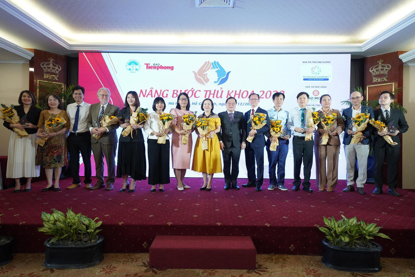 Ban tổ chức tặng hoa các đơn vị đồng hành, nhà tại trợ học bổng "Nâng bước Thủ khoa" Ban tổ chức tặng hoa các đơn vị đồng hành, nhà tại trợ học bổng "Nâng bước Thủ khoa"