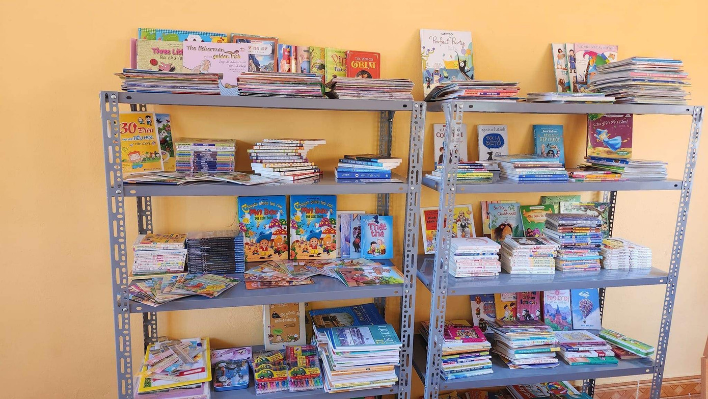 Kệ sách truyện đầy ắp tình thương Kệ sách truyện đầy ắp tình thương