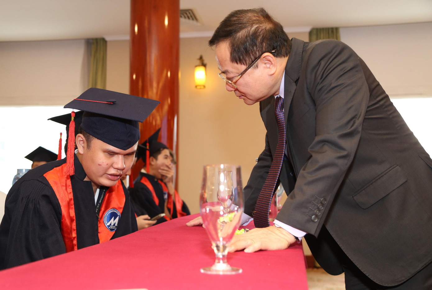 Nhà báo Lê Xuân Sơn - Tổng Biên tập báo Tiền Phong, Trưởng ban Tổ chức chương trình "Nâng bước Thủ khoa" 2022 thăm hỏi, trò chuyện với bạn Võ Hoàng Khang (sinh viên Trường Đại học Sư phạm TPHCM) Nhà báo Lê Xuân Sơn - Tổng Biên tập báo Tiền Phong, Trưởng ban Tổ chức chương trình "Nâng bước Thủ khoa" 2022 thăm hỏi, trò chuyện với bạn Võ Hoàng Khang (sinh viên Trường Đại học Sư phạm TPHCM)