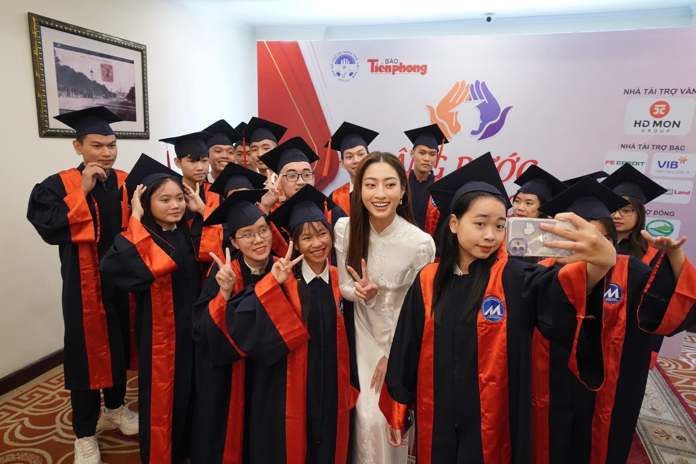 Miss World Vietnam 2019 Lương Thùy Linh chụp hình cùng các tân thủ khoa tại TPHCM Miss World Vietnam 2019 Lương Thùy Linh chụp hình cùng các tân thủ khoa tại TPHCM