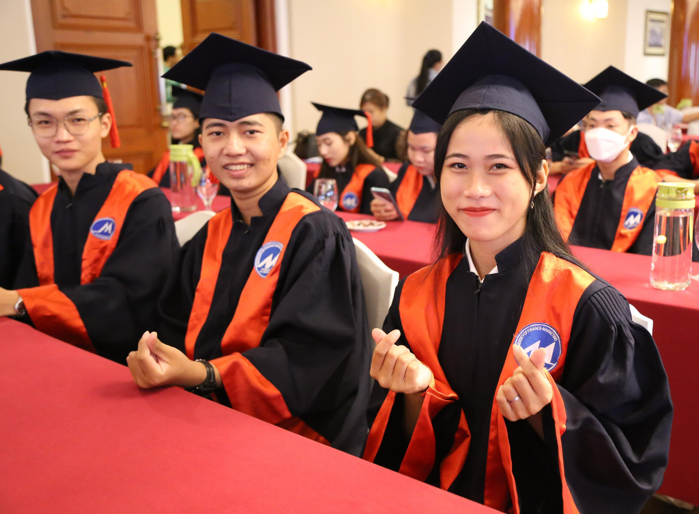 Các bạn sinh viên hào hứng tại lễ nhận học bổng Các bạn sinh viên hào hứng tại lễ nhận học bổng