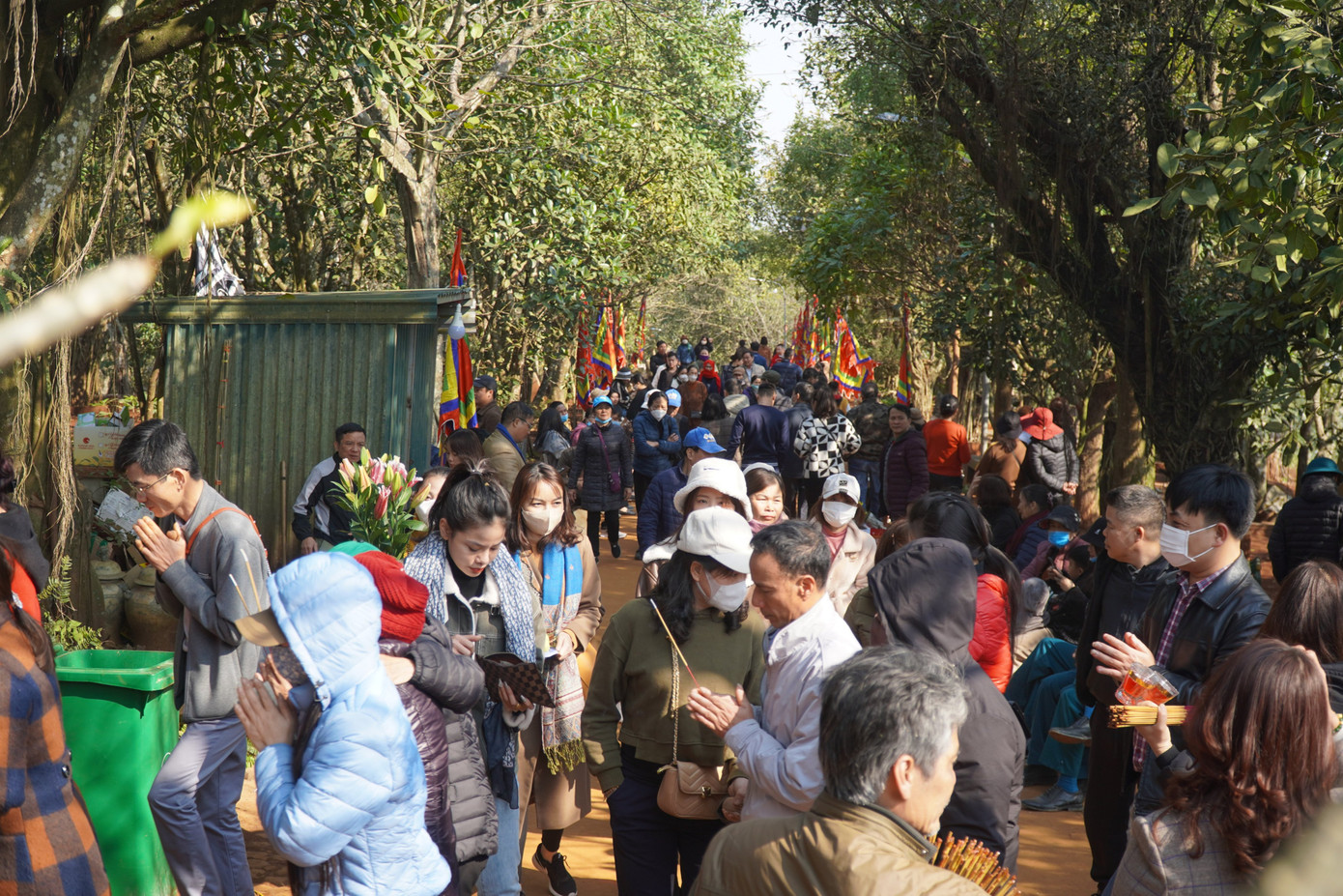 Dòng người về dự ngày "mở cổng trời" tại khu di tích lịch sử đền Nưa - Am Tiên trên đỉnh ngàn Nưa ở huyện Triệu Sơn (Thanh Hoá). Dòng người về dự ngày "mở cổng trời" tại khu di tích lịch sử đền Nưa - Am Tiên trên đỉnh ngàn Nưa ở huyện Triệu Sơn (Thanh Hoá).