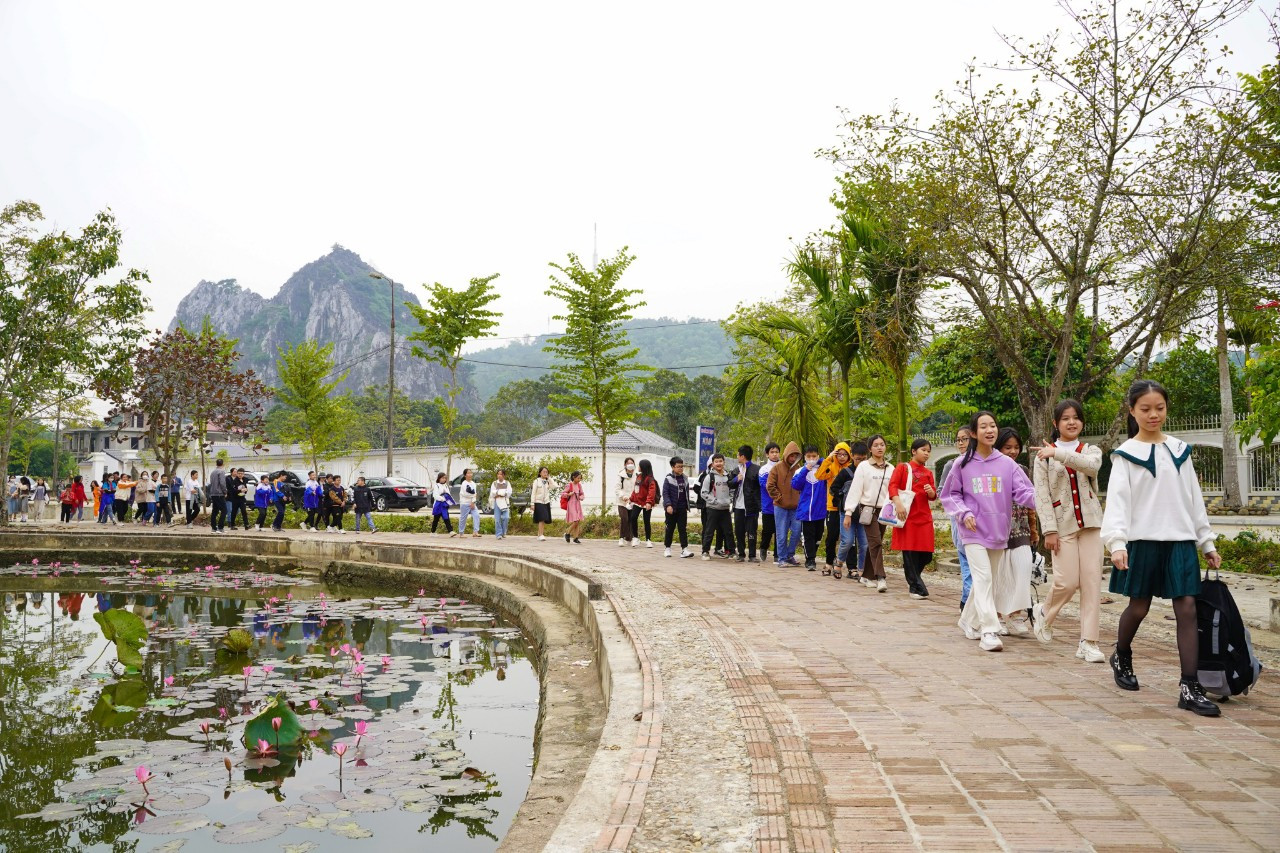 Học sinh lớp 6, Trường THCS Trần Mai Ninh (TP Thanh Hoá) đã được các thầy cô, bố mẹ bàn bạc, thống nhất lựa chọn phương án dành một ngày trải nghiệm tại Làng cổ Đông Sơn, Khu di tích lịch sử văn hoá Hàm Rồng, phường Hàm Rồng (TP Thanh Hoá) nhân dịp Tết dương lịch.