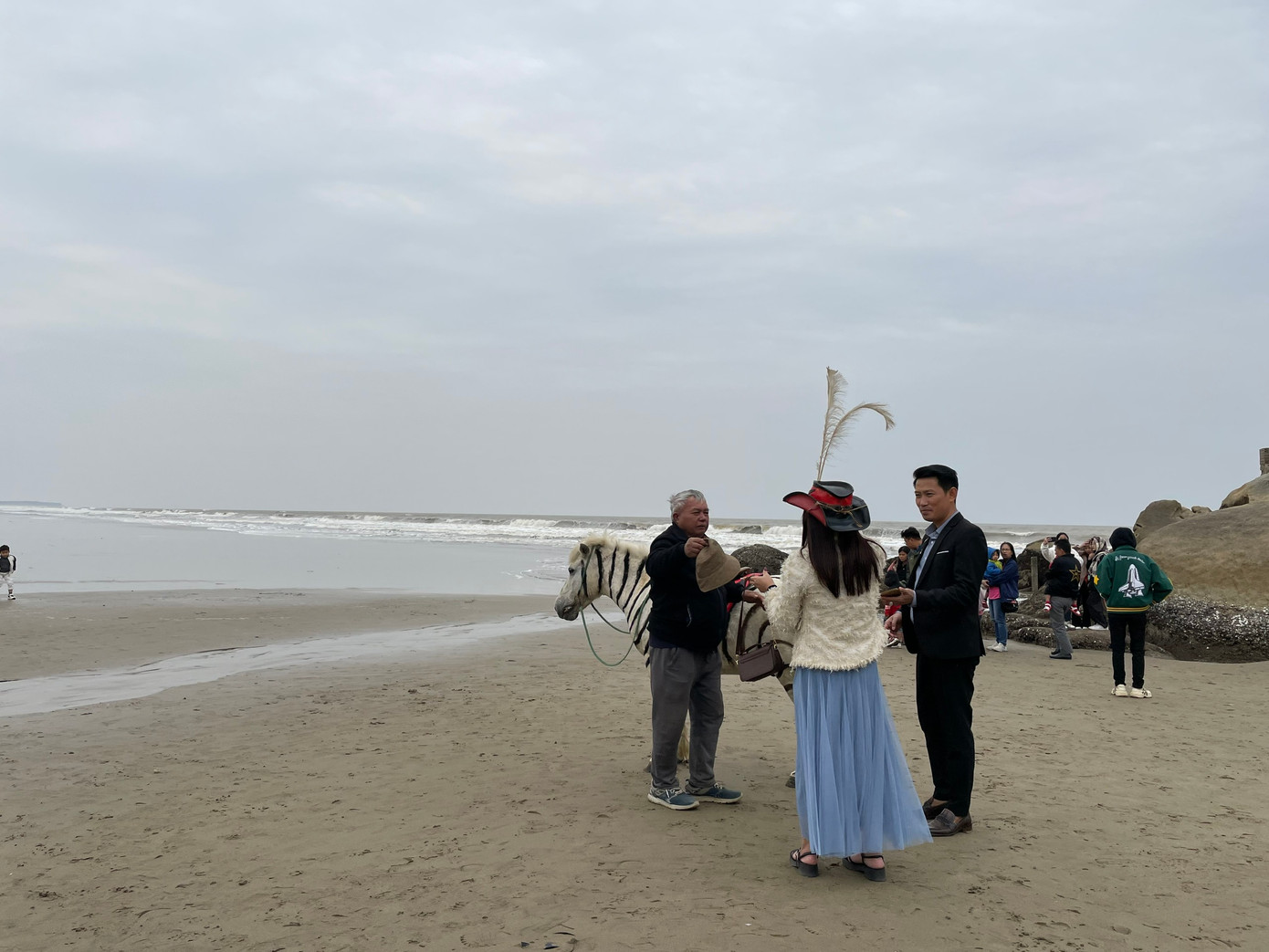 Sau khi thắp hương cầu nguyện ở đền Độc Cước và các di tích tâm linh, các gia đình, người thân cùng nhau đi dạo trên bãi biển Sầm Sơn, chụp cho mình những bức ảnh lưu niệm.