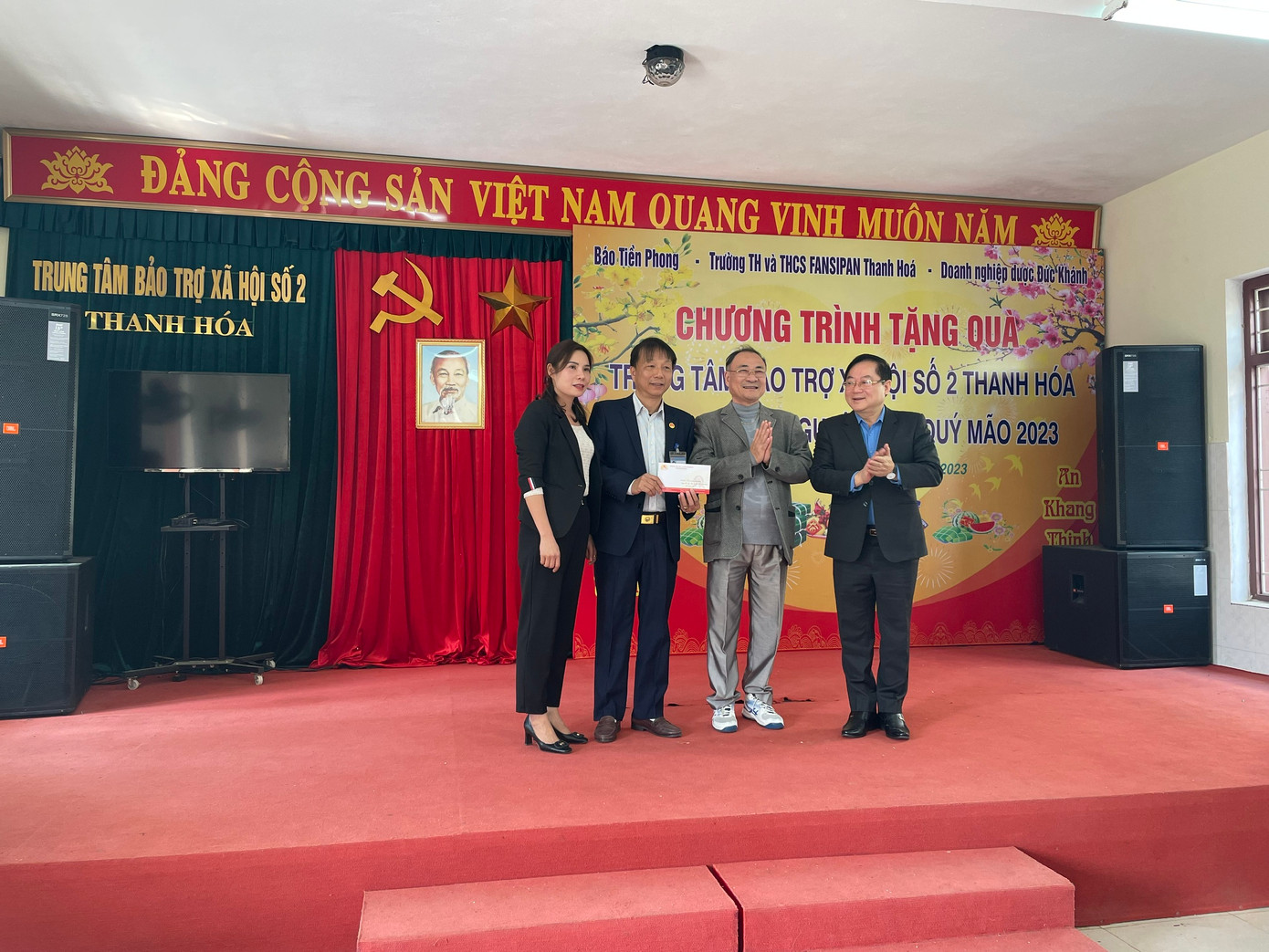 Nhà giáo ưu tú, Thạc sĩ Hoàng Văn Huân, Hiệu trưởng Trường TH và THCS Fansipan trao quà Tết cho Trung tâm bảo trợ xã hội số 2 tỉnh Thanh Hoá.