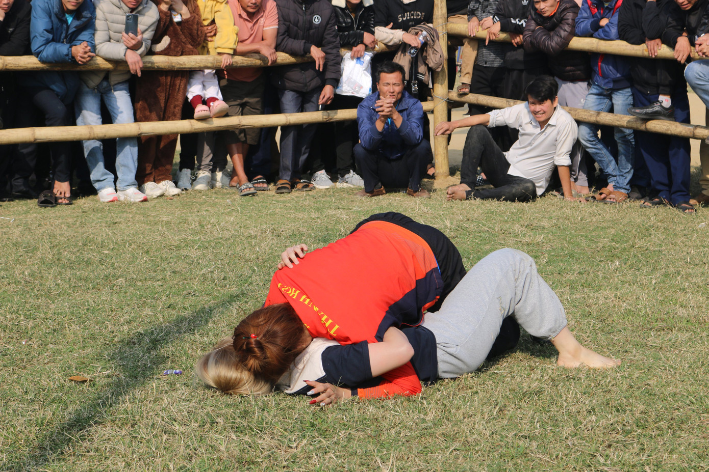 Nhiều đô vật nữ tham gia hội vật truyền thống nhận được sự cổ vũ nhiệt tình của người dân.