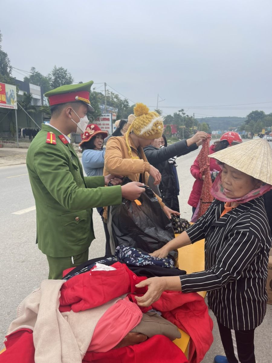 Tại điểm hỗ trợ huyện Như Xuân, người dân còn được hỗ trợ áo ấm trên đường về quê. Nhiều người dân cảm động khi nhận được sự hỗ trợ của lực lượng Công an Thanh Hoá trong hành trình về quê đón Tết. Tại điểm hỗ trợ huyện Như Xuân, người dân còn được hỗ trợ áo ấm trên đường về quê. Nhiều người dân cảm động khi nhận được sự hỗ trợ của lực lượng Công an Thanh Hoá trong hành trình về quê đón Tết.