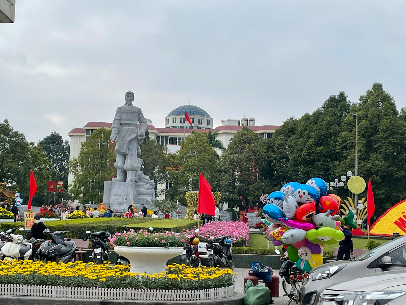 Nhiều gia đình lựa chọn đến thắp hương, vãn cảnh tại khuôn viên tượng đài Lê Lợi (TP Thanh Hoá)