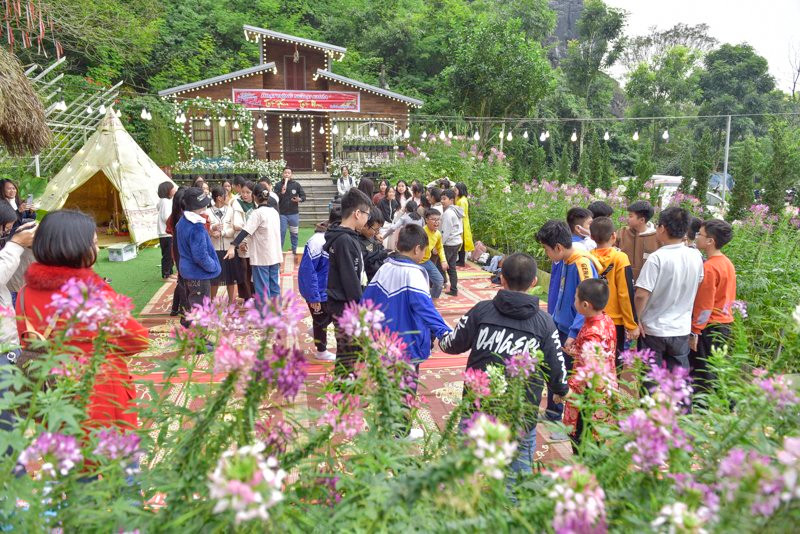 Điểm du lịch Động Tiên Sơn thuộc Khu di tích lịch sử văn hoá Hàm Rồng (phường Hàm Rồng, TP Thanh Hoá) thu hút đông đảo thầy cô, phụ huynh, học sinh tham quan, trải nghiệm.