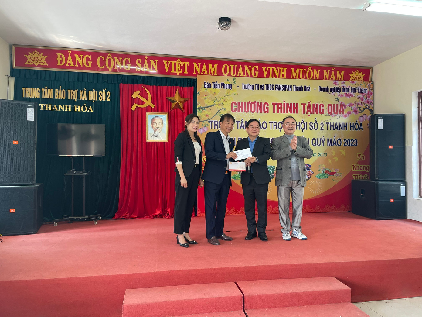 Nhà báo Lê Xuân Sơn, Tổng Biên tập báo Tiền Phong trao 40 triệu đồng quà Tết của Doanh nghiệp dược Đức Khánh gửi tặng Trung tâm chăm sóc, nuôi dưỡng người có công tỉnh Thanh Hoá (20 triệu đồng) và Trung tâm bảo trợ xã hội số 2 tỉnh Thanh Hoá (20 triệu đồng).