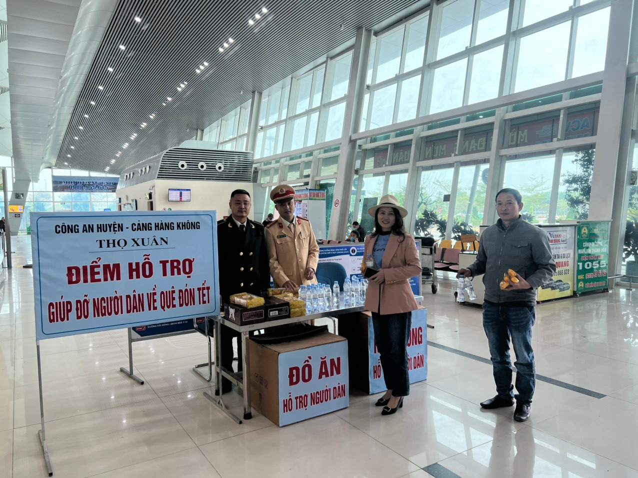 Nhiều điểm hỗ trợ người dân về quê đón Tết của lực lượng CSGT Thanh Hoá tạo được nhiều ấn tượng tốt đẹp của nhân dân. Nhiều điểm hỗ trợ người dân về quê đón Tết của lực lượng CSGT Thanh Hoá tạo được nhiều ấn tượng tốt đẹp của nhân dân.