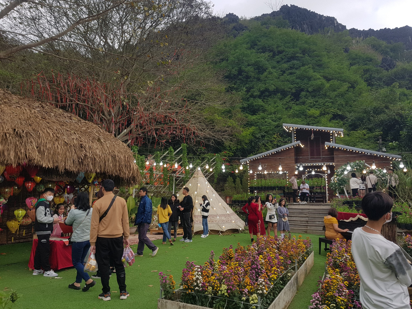 Người dân tại TP Thanh Hoá và khu vực lân cận lựa chọn những điểm danh thắng gần nơi sinh sống để vãn cảnh, chào đón năm mới.