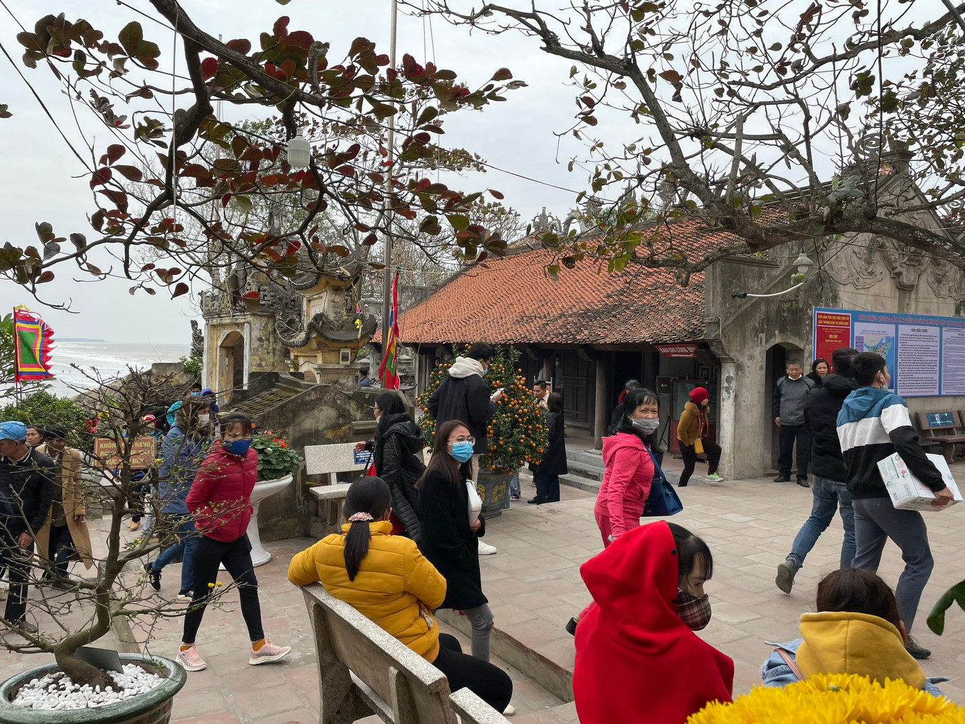 Từ lâu, Đền Độc Cước đã trở thành “địa chỉ” tâm linh quan trọng của người dân Sầm Sơn nói riêng, nhân dân và du khách thập phương nói chung trong những ngày đầu xuân năm mới. Trong hành trình về với Sầm Sơn, du khách còn có thể ghé thăm một số điểm đến văn hóa tâm linh khác như: Đền Cô Tiên, Hòn Trống Mái, Đền Tô Hiến Thành, Đền Đề Lĩnh, Đền Bà Triều, Chùa Khải Minh...