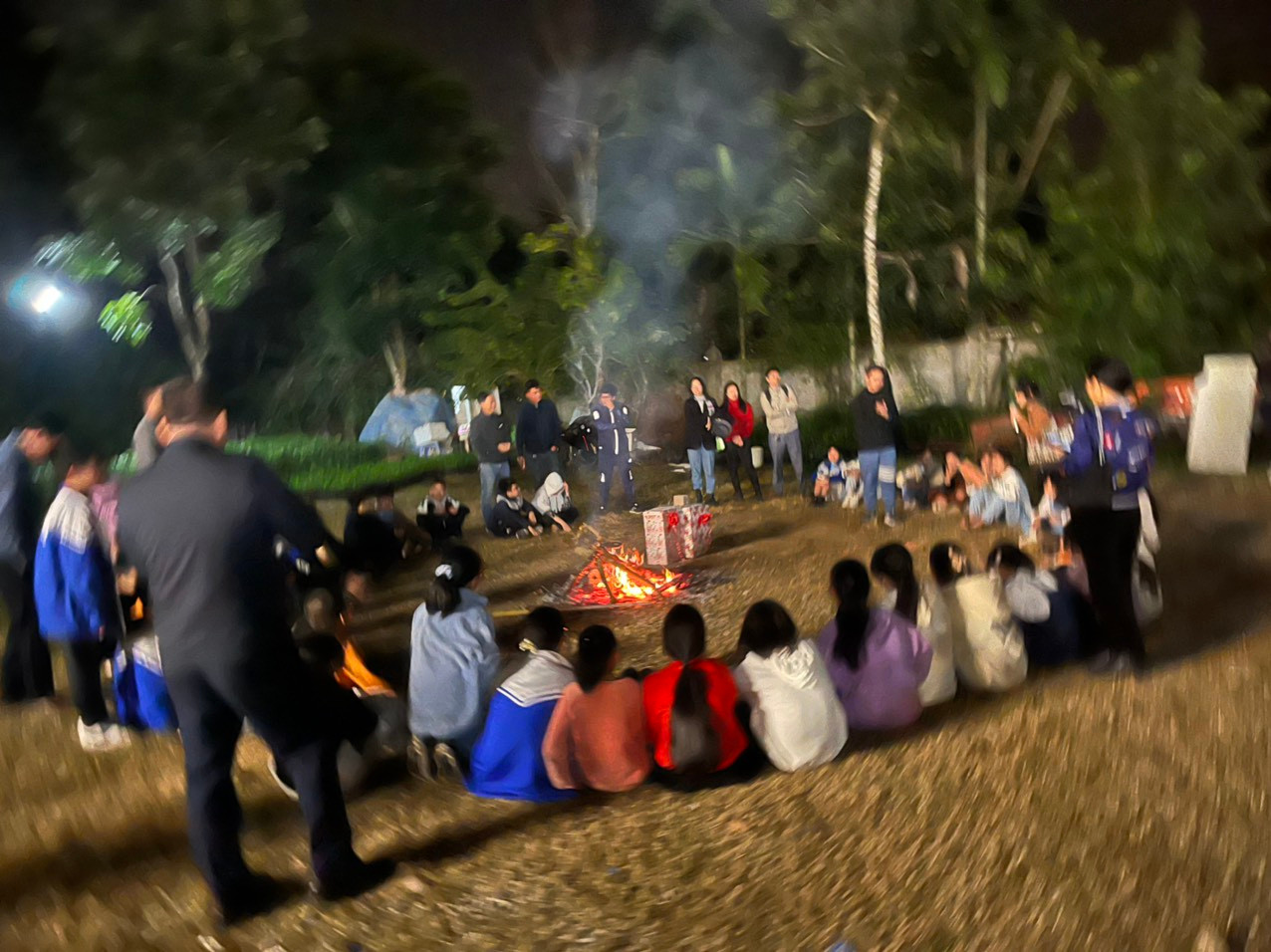 Kết thúc buổi trải nghiệm cuối ngày, bên ngọn lửa ấm nồng, thầy cô, phụ huynh lắng nghe những tâm tư chia sẻ của học sinh, các con; cùng trao đổi những chia sẻ của việc dạy và học, mối quan hệ của bố mẹ và các con...