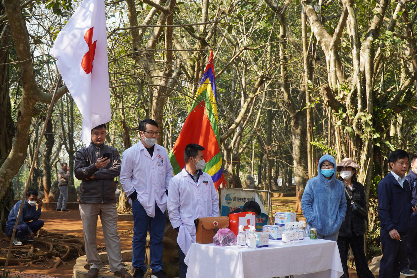 Lực lượng y tế tại khu di tích đền Nưa - Am Tiên để hỗ trợ du khách khẩu trang, sát khuẩn và trong các tình huống khẩn. Lực lượng y tế tại khu di tích đền Nưa - Am Tiên để hỗ trợ du khách khẩu trang, sát khuẩn và trong các tình huống khẩn.