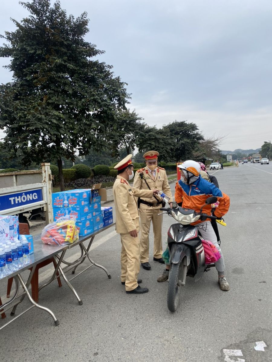 Dọc các tuyến quốc lộ, tỉnh lộ qua địa bàn tỉnh Thanh Hóa, lực lượng CSGT Công an tỉnh và Công an các huyện, thị xã, thành phố đã lập chốt ở các vị trí thuận lợi (có băng rôn, biển báo để người dân biết) để hỗ trợ các nhu yếu phẩm và hướng dẫn chỉ đường cho người dân trở về quê an toàn, thuận lợi, sớm sum họp cùng gia đình trong dịp Tết nguyên đán Quý Mão 2023. Dọc các tuyến quốc lộ, tỉnh lộ qua địa bàn tỉnh Thanh Hóa, lực lượng CSGT Công an tỉnh và Công an các huyện, thị xã, thành phố đã lập chốt ở các vị trí thuận lợi (có băng rôn, biển báo để người dân biết) để hỗ trợ các nhu yếu phẩm và hướng dẫn chỉ đường cho người dân trở về quê an toàn, thuận lợi, sớm sum họp cùng gia đình trong dịp Tết nguyên đán Quý Mão 2023.