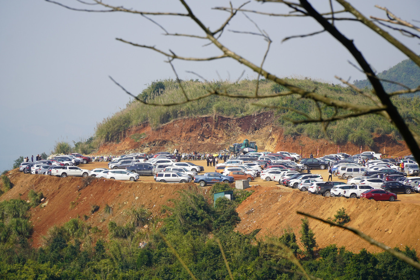 Khu vực bãi trông xe của du khách tại đền Nưa - Am Tiên. Khu vực bãi trông xe của du khách tại đền Nưa - Am Tiên.