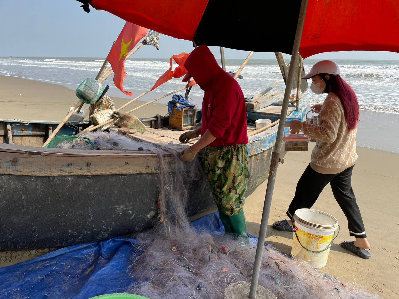 Sau khi vào bờ, mỗi tàu thuyền cần đến 3 - 4 lao động, chủ yếu là người trong gia đình tháo gỡ tôm, cá, cua mắc vào lưới để kịp bán trong ngày.