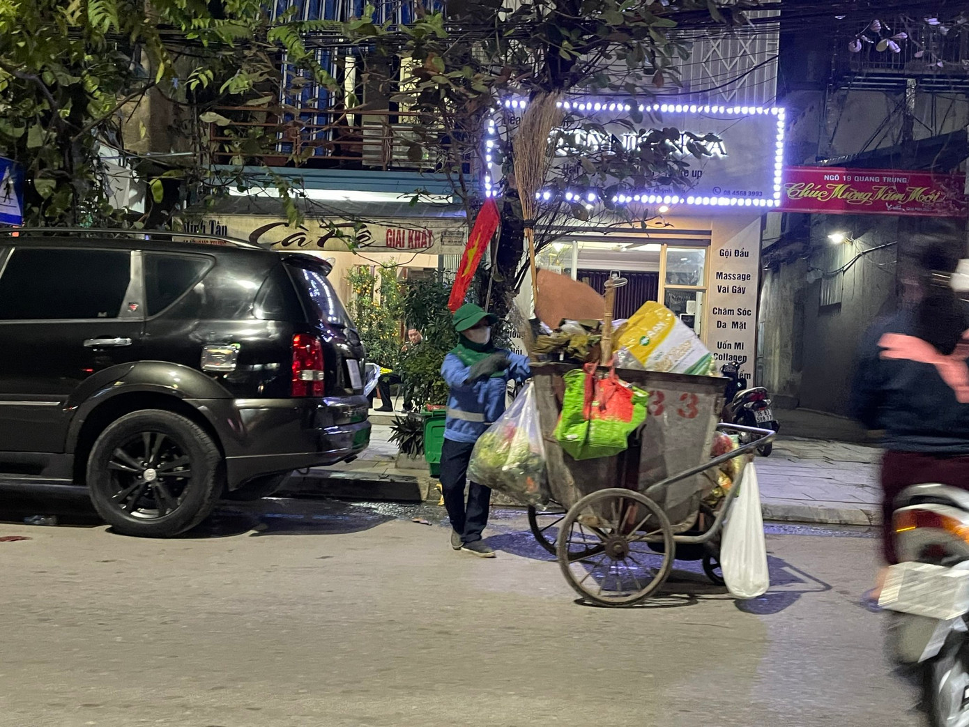 Trên các tuyến phố, những công nhân môi trường đang cố gắng quét dọn sạch rác trước thời khắc giao thừa.