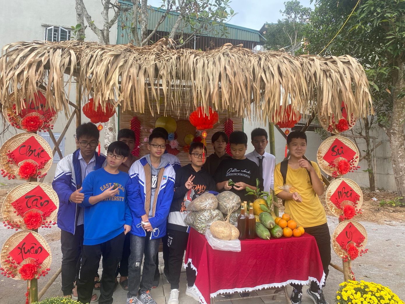 Chương trình Tết xưa làng cổ thu hút đông đảo nhân dân, du khách tham gia. Chương trình Tết xưa làng cổ thu hút đông đảo nhân dân, du khách tham gia.