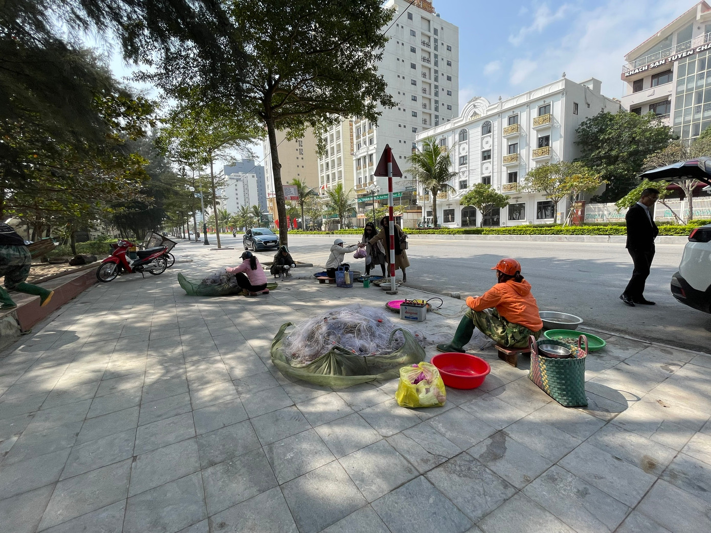 Nhiều người dân sau khi vãn cảnh trên núi Trường Lệ, ngắm dạo biển, không quên ghé bến thuyền ở bãi biển Sầm Sơn để mua đồ hải sản tươi về ăn.