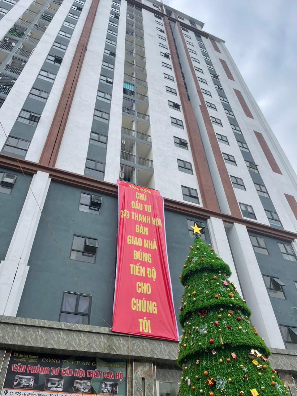 Các hộ dân mua các căn hộ treo băng rôn yêu cầu chủ đầu tư bàn giao căn hộ đúng tiến độ. Các hộ dân mua các căn hộ treo băng rôn yêu cầu chủ đầu tư bàn giao căn hộ đúng tiến độ.