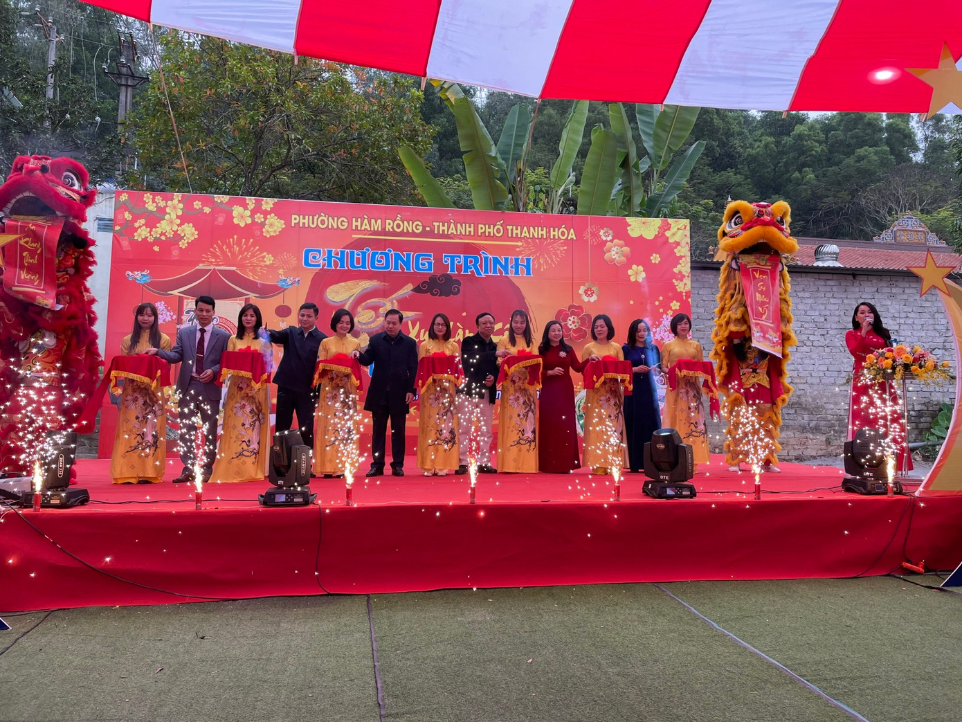 Ban tổ chức khai mạc chương trình Tết xưa làng cổ với nhiều hoạt động ý nghĩa