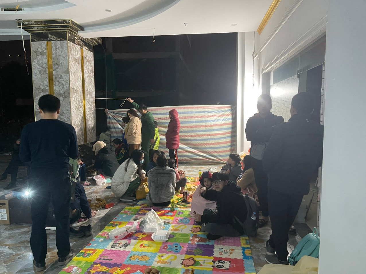 Sự cố chập cháy điện tại chung cư hôm 28/12/2022 khiến nhiều người dân hoang mang, lo lắng. Sự cố chập cháy điện tại chung cư hôm 28/12/2022 khiến nhiều người dân hoang mang, lo lắng.