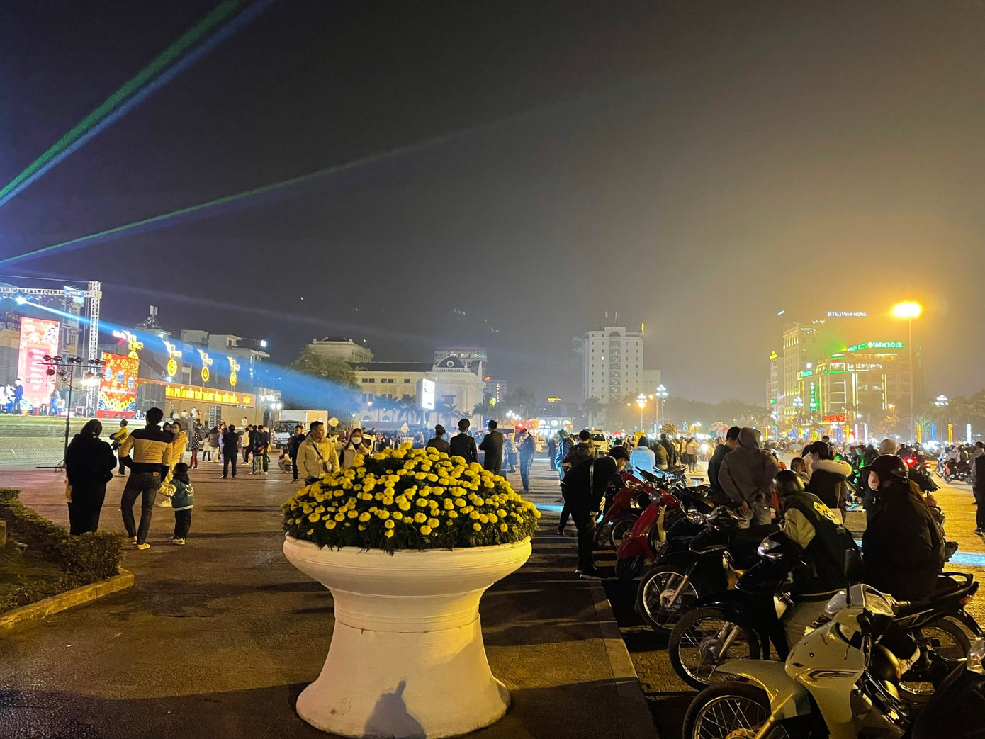 Vào đêm giao thừa Tết Nguyên đán Quý Mão 2023, tỉnh Thanh Hóa tổ chức 2 điểm bắn pháo tầm thấp chào năm mới tại TP Thanh Hóa (điểm bắn ở Quảng Trường Lam Sơn) và thị xã Nghi Sơn.