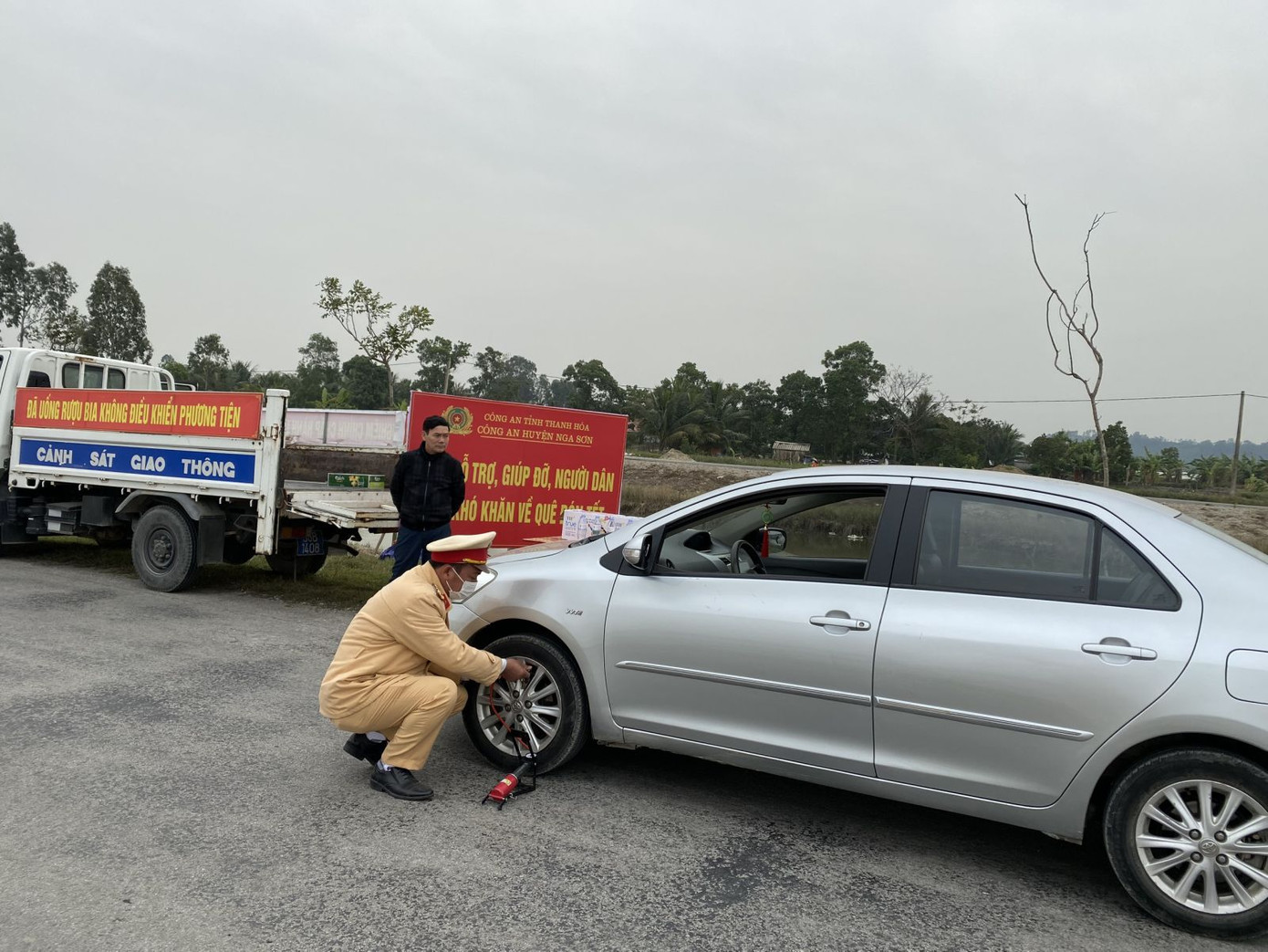 Trung tá Trang Công Đông, Trạm trưởng Trạm CSGT Quảng Xương Phòng CSGT Công an tỉnh Thanh Hóa cho biết: Ngoài các chốt hỗ trợ người dân của Công an các huyện, thị xã, thành phố, Phòng CSGT Công an tỉnh, đã bố trí 2 điểm hướng dẫn giao thông, giúp đỡ và hỗ trợ người dân trở về quê an toàn với gia đình. Trong ngày 18/1, lực lượng CSGT đã phát tặng tận tay người dân hơn 300 chai nước suối, 200 ổ bánh mì cùng nhiều nhu yếu phẩm khác. Trung tá Trang Công Đông, Trạm trưởng Trạm CSGT Quảng Xương Phòng CSGT Công an tỉnh Thanh Hóa cho biết: Ngoài các chốt hỗ trợ người dân của Công an các huyện, thị xã, thành phố, Phòng CSGT Công an tỉnh, đã bố trí 2 điểm hướng dẫn giao thông, giúp đỡ và hỗ trợ người dân trở về quê an toàn với gia đình. Trong ngày 18/1, lực lượng CSGT đã phát tặng tận tay người dân hơn 300 chai nước suối, 200 ổ bánh mì cùng nhiều nhu yếu phẩm khác.