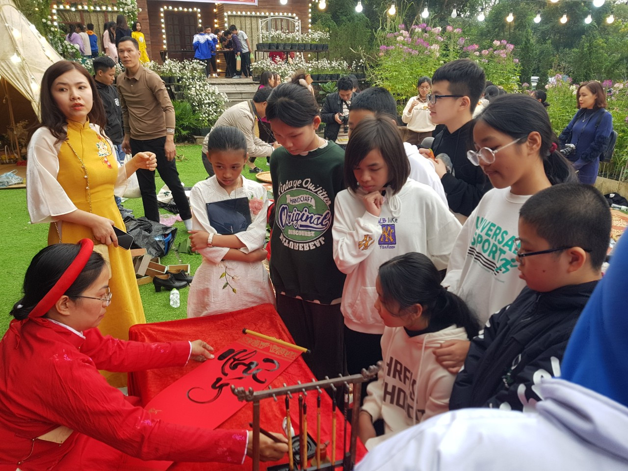 Hoạt động thư pháp được nhiều học sinh quan tâm. Nhiều học sinh xin những chữ Tâm, Trí, Nghĩa, Dũng... với mong muốn luôn răn dạy mình phấn đấu trong học tập và cuộc sống, trở thành một học trò giỏi, một người con ngoan.