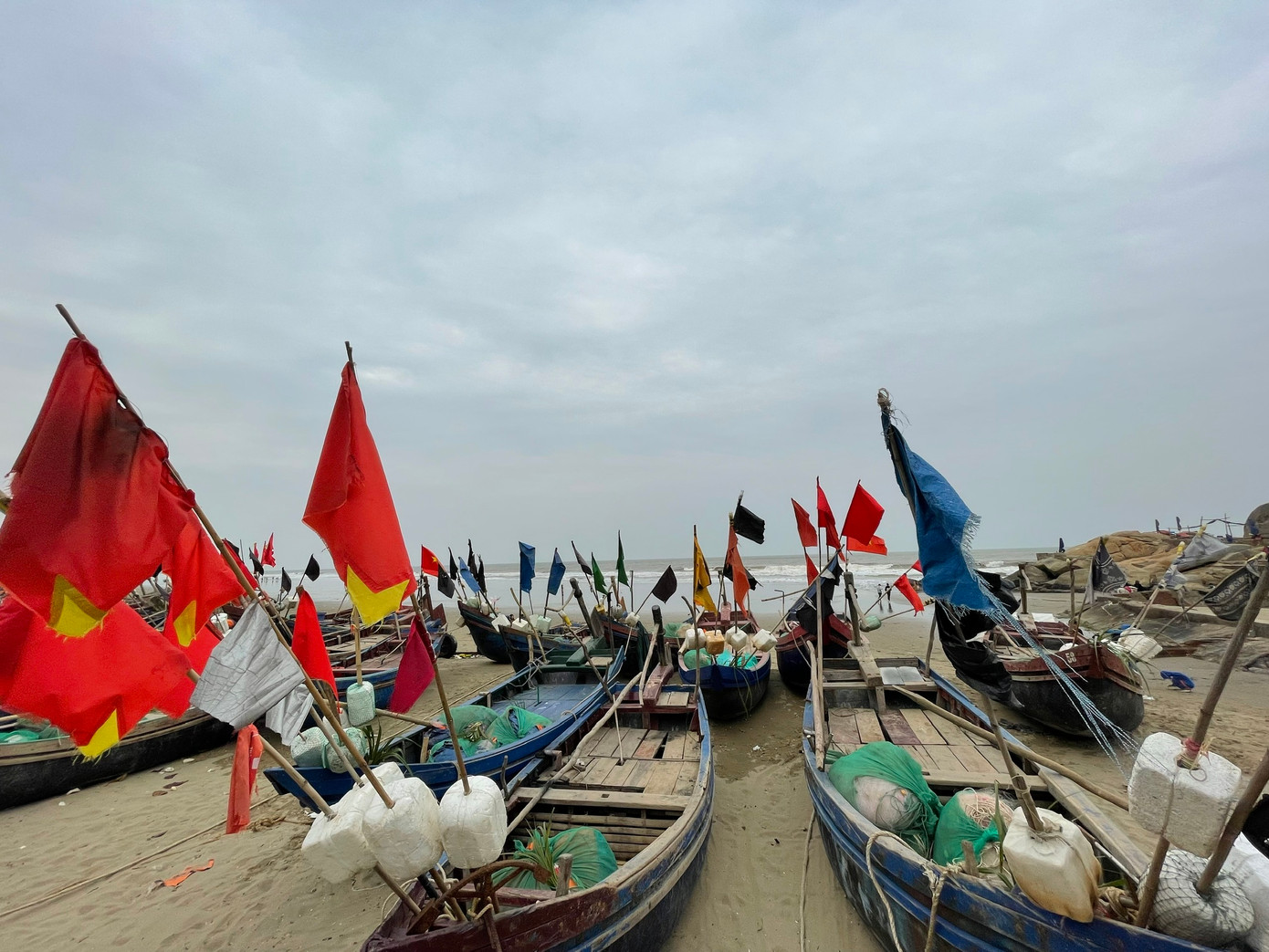 Những thuyền cá của ngư dân Sầm Sơn nằm bờ, nghỉ Tết, chờ đợi ngày ra khơi, khởi đầu cho một năm mới bội thu tôm cá...