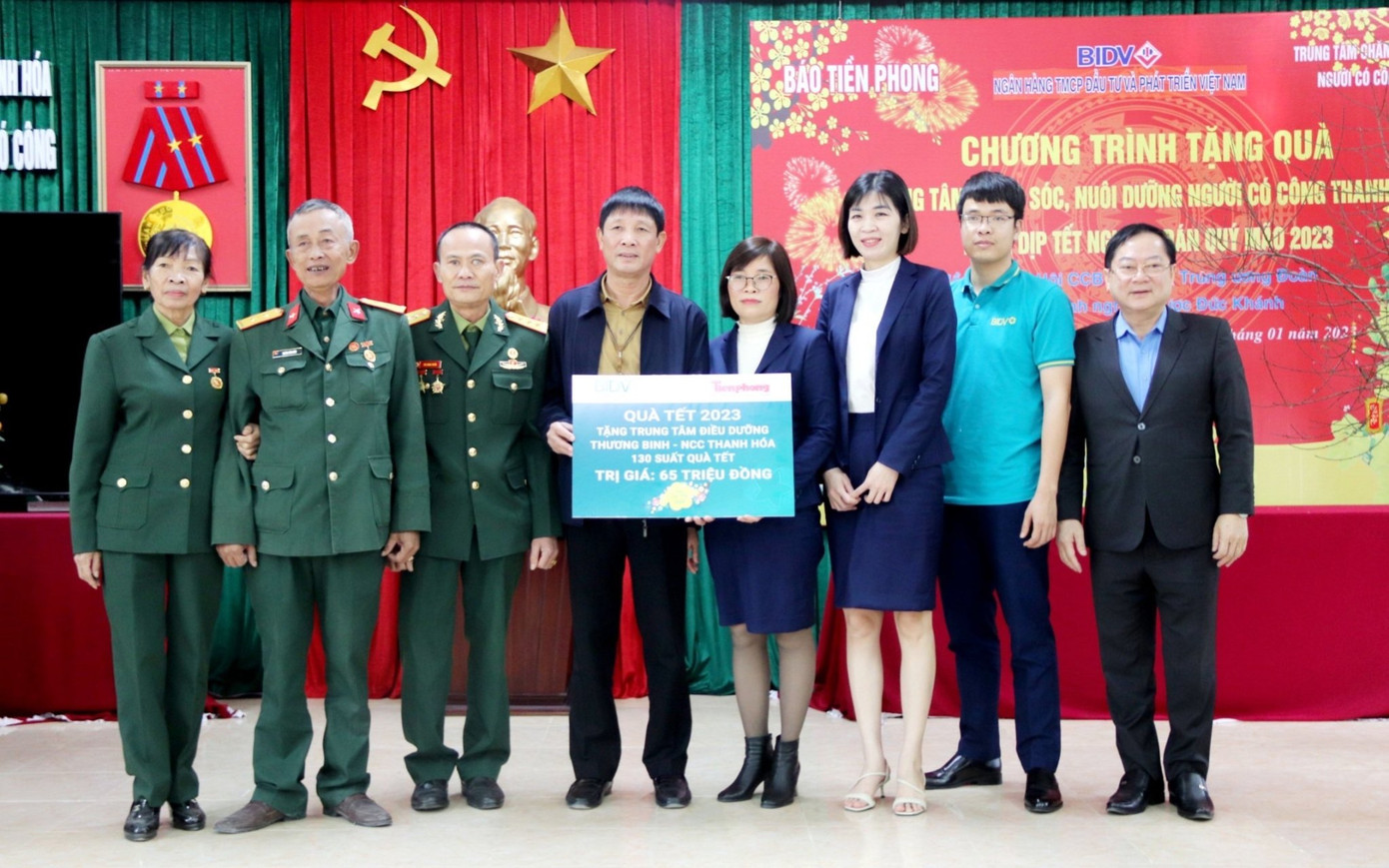 Nhà báo Lê Xuân Sơn, Tổng Biên tập Báo Tiền Phong và bà Lê Thị Tuyết, Phó giám đốc Chi nhánh BIDV Lam Sơn- Thanh Hoá cùng nhân viên chi nhánh trao tặng quà Tết cho Trung tâm chăm sóc, nuôi dưỡng người có công tỉnh Thanh Hoá