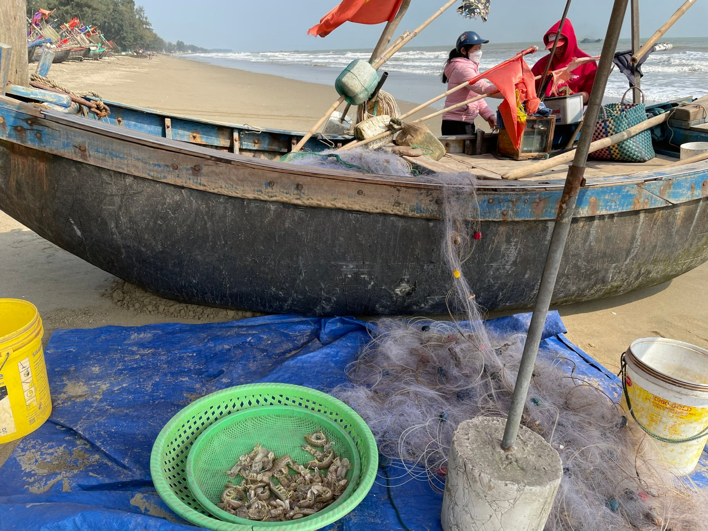 "Nhiều ngư dân vừa nghỉ Tết vừa ra khai thác vùng lộng ở biển Sầm Sơn từ sáng mùng 1 Tết. Hải sản thu được bán trong ngày ngay ở bến thuyền cho người dân sinh sống lân cận hoặc khách về du xuân ở Sầm Sơn" - Anh Lê Nhữ Sâm (phường Bắc Sơn, TP Sầm Sơn) cho biết thêm.