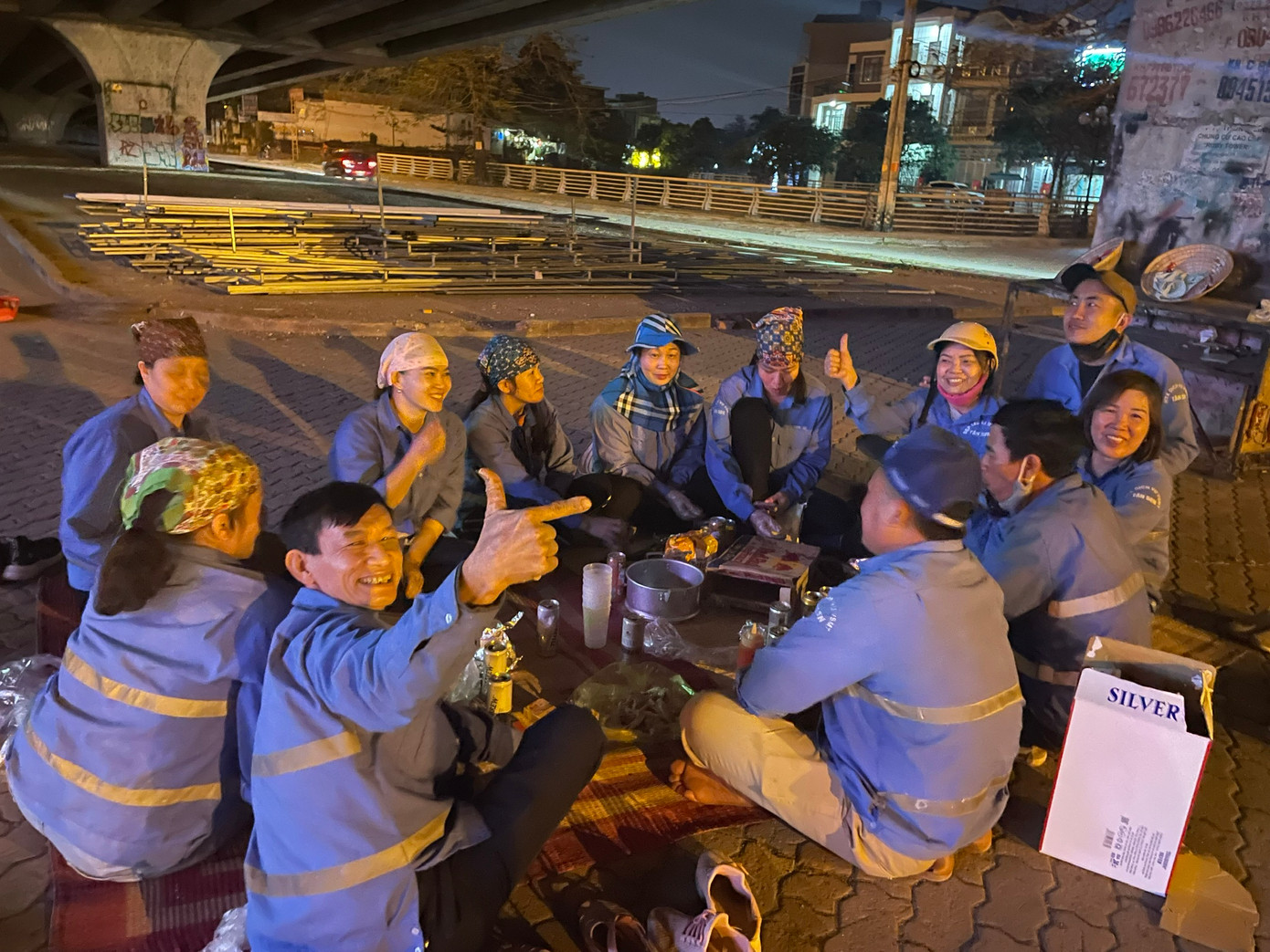 Bữa ăn vội của các công nhân của Hợp tác xã dịch vụ vệ sinh môi trường phường Tân Sơn (TP Thanh Hoá) trong đêm để tiếp tục dọn vệ sinh ca khuya ở các tuyến phố.